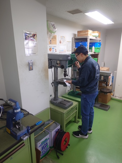 工作機械を使って部品を加工する学生