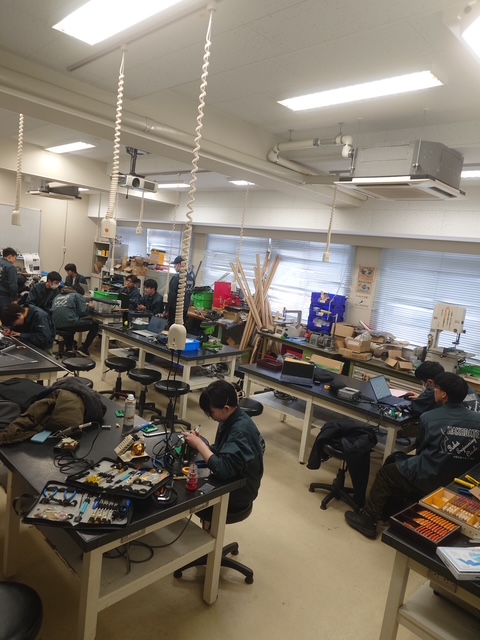 ロボット研究会全体での制作作業の様子